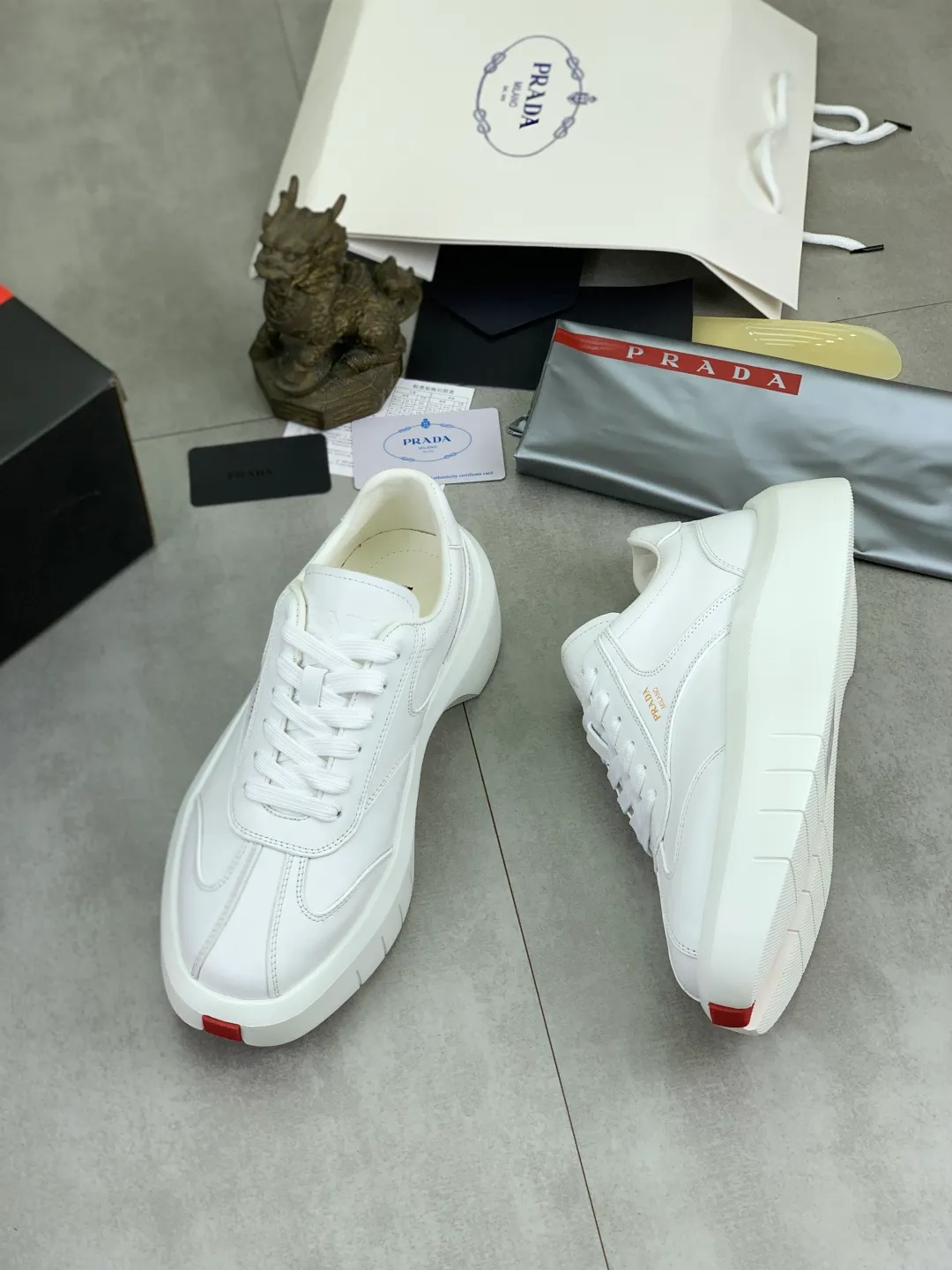 Men's shoes 💰P600💰[New model] The top version is available on the official website, 🆘 The trendy brand (Prada) mainly promotes the popular model, avant-garde and versatile fashionable men's shoes, private version mold opening, cowhide surface splicing 1:1.. Fashionable and simple, original imported cowhide lining cowhide feet; the atmosphere and personality are more fashionable, eye-catching and pursuing class. It will subvert the old idea and be a must-have for fashion trendsetters with you! Must keep it for yourself! Tall and comfortable, large and low, high-end quality workmanship. The new high-end outsole on the official website. Size: 38-45. Available in black and white.